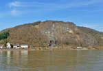 Felswand  Erpeler-Ley  und am Fuße die Brückenpfeiler (rechtsrheinisch) der ehemaligen  Brücke von Remagen  - 16.03.2017