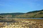 Rhein (Bopparder Hamm) mit Blick flussaufwärts während extremen Niedrigwassers am 07.05.11 bei Osterspai.