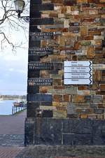 Rhein-Hochwassermarkierungen an einer Mauer am Fähranleger in Koblenz-Ehrenbreitstein am 08.12.13.