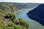 Rhein mit Blick flussaufwärts am 02.10.11 vom Loreley-Felsen aus.