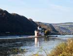 Rhein flussabwärts bei Kaub mit Burg Pfalzgrafenstein, Burg Schönburg und Liebfrauenkirche in Oberwesel (Kaub, 01.11.17)