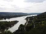 ROMANTISCHES MITTELRHEINTAL-BLICK VOM ROLANDSBOGEN
Eine der romantischsten Aussichtsstellen im Mittelrheintal findet man auf dem
ROLANDSBOGEN,hoch über ROLANDSECK,von wo man Schienen- und Schiffsverkehr
beobachten kann....am 28.8.2018...