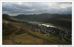 Blick aus den Weinbergen oberhalb von Neef auf die Mosel und die Staustufe St.