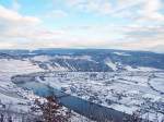 Blick ber das verschneite Piesport an der Mosel. Im Hintergrund liegt Minheim.
Aufgenommen am 18.12.2010 aus Richtung Klausen kommend.
