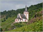 Die Hatzenporter Pfarrkirche St.Johannes umgeben von Weinreben.