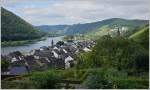 Blick vom Kirchplatz hinunter auf die Mosel und den Ort Hatzenport.