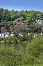 Die Mosel mit den Felsen bei Trier.