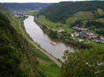 Die Fremdenverkehrsorte Ernst (rechts) und Valwig (o. links) liegen an der Mosel, die im Foto von einem Fahrgastschiff durchfahren wird. Aufgenommen im Bereich der Brauselay. [Ende Juni 2016]