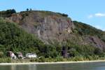 Erpeler Ley-Felsen, unten Mitte der rechtsrheinische Pfeiler der  Brücke von Remagen  - 05.08.2015