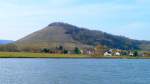 Deutschland, das Winzerdorf Ayl (Ortsteil Biebelhausen)im Landkreis Trier-Saarburg in Rheinland-Pfalz, gehrt der Verbandsgemeinde Saarburg an. Im Hintergrund die Weinlage Ayler Kupp. 12.03.2011