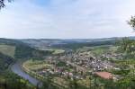 Vom Ehrenfriedhof und von der Klause in Kastel-Staadt hat man einen tollen Blick ins Tal der Saar. Im Vordergrund liegt Serrig, im Hintergrund ist ein Teil von Saarburg zu sehen. 28.06.2015