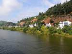 Rote Felsen zieren das Moselufer bei TRIER; im Hintergrund ist noch die 40mtr. hohe Mariensule ersichtlich; 120824