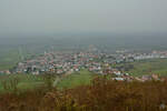 Blick vom 379,2 Meter hohen Schlossberg auf den Weinstädter Ortsteil Hambach. (Dezember 2014)