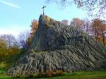 Der Druidenstein (01.11.2010) ein kegelfrmiger Basaltfels im Nrdlichen Hellerbergland oberhalb der Stadt Kirchen an der Sieg im Ortsteil Herkersdorf, Landkreis Altenkirchen.