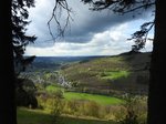 Mittelgebirgslandschaft zwischen Westerwald und Siegerland- bei typischem Aprilwetter  mit Wechsel von Graupelschauern und Sonnenschein hoch über dem HELLERTAL über  HERDORF-Sassenroth