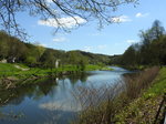 Frühling im Siegtal zwischen BETZDORF und WISSEN am  Vatertag ,5.5.2016-  rechts neben der Sieg verläuft die B62,zum Bauernhof am linken Ufer führt eine  schmale Hängebrücke