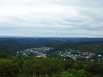 HOCH ÜBER DEM SIEGTAL BEI KIRCHEN-STADT DER JUNG-LOKOMOTIVEN  Am 10.7.2018 fällt von der Plattform des OTTOTURMS,einer 2010 neu erbauten und  18,59 Meter hohen Stahlkonstruktion,der Blick