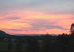 Nach Sonnenuntergang über dem Tal von Nunkirchen/Saar; die Sonne ist über den Hunsrück-Bergen im Hintergrund untergegangen; Aufnahme vom Abend des 09.06.2013...