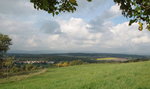 Nunkirchen und die westlichen Hunsrückberge; Blick vom Aussichtspunkt Auschet am Nachmittag des 01.10.2010...
