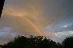Regenbogen nach einem Regenschauer an einem sommerlichen Tag