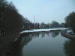 Auch dieses Foto wurde in Saarbrücken gemacht. Fotografiert wurde das Foto auf der Bismarck Brücke mit Blick zum Stadten. Die Wiese die mit Schnee bedeckt ist wird im Sommer als Liegewiese benutzt. Das Foto habe ich am 26.01.2010 gemacht.