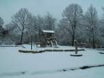 Diesen Spielplatz kann man in Saarbrcken-Ensheim sehen. Leider sind keine Kinder zu sehen. Ich fand dieses Motiv sehr schn. Das Foto habe ich am 25.01.2010 aufgenommen.