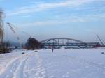 Noch liegt das vorgefertigte Mittelteil der Waldschlchenbrcke am linken Elbufer, zwei Tage spter beginnt das Einschwimmen; 16.12.2010  