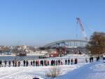 Am 18. und 19. Dezember 2010 wurde das Mittelstck der Waldschlchenbrcke vom linken Elbufer aus ber die Elbe geschoben. Dieses einmalige Ereignis beobachteten viele Zuschauer.
