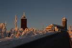 Winterzauber auf dem Fichtelberg am 22.01.10. Links die Wetterstation und rechts das Fichtelberghaus.