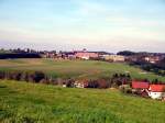 Blick ber´s Westerzgebirge, in der Mitte die Sttzengrner Brstenfabrik an der die Schmalspurbahn heute wieder vorrberfhrt, 08.10.06