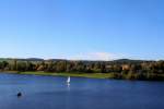 Blick ber die Talsperre Malter ins Osterzgebirge. (Aufnahme vom 09.10.2010 aus einem Zug der Weieritztalbahn)