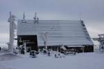 Die Seilbahn Bergstation auf dem Fichtelberg war am 6.12.2014 in einen Schnee- und Eispanzer gehüllt. Bizarr hing das Eis an den Masten der Seilbahn.