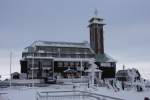 Während es am 6.12.2014 rundum noch grün und grau war, hüllte sich der Fichtelberg, hier mit dem Fichtelberg Haus im Erzgebirge, in einen dicken Schnee- und Eis Panzer.