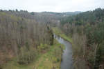 Blick aus dem Zugfenser auf ein Tal im Osterzgebirge.