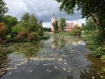 Luciesee im Schloßpark Bad Muskau, im Hintergrund das neue Schloss (17.09.2021)