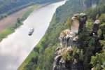 Blick von der Bastei auf die Elbe mit Schiff und  abgebrochenem  Sandsteinfelsen - 02.09.2009