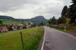 Urlaubsrckblick 2005, blick auf Pfaffendorf, ein Wanderweg von Gohrisch lie uns auf diese Strae stoen. Idyllisch gelegen und sehr gepflegt ist dieses Dorf. Wir mssen dort noch hinunter und das Wanderziel heit dann Pfaffenstein.
Foto: Juni 2005 Camera:  Praktica MTL-50 