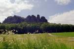 Dort prsentiert sich das Ziel unserer Wnsche,der  Pfaffenstein , wir hatten uns viel vorgenommen, aber wir waren noch gut zu Fu ...
Foto: Juni 2005, Camera:  Praktica MTL-50 