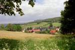 Blick auf Pfaffendorf,aber von einer Hhenlage unterhalb des Pfaffensteins.Das Dorf wurde von uns durchquert und ein steiler Anstieg fhrte uns erstmal hier zu diesem Punkt. Hinter dem Berg ist in der Ferne der Liliensteine zu erkennen. Foto: Juni 2005 Camera:  Praktica MTL-50 