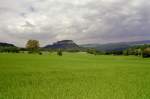 Auch hier von unserer ersten Raststelle gut zu erkennen, der  Plattenberg - Knigstein . Die Wolken sehen bedrohlich aus, aber  Petrus  meinte es doch gut mit uns ... Foto: Juni 2005, Camera:  Praktica MTL-50 