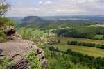 Der Lohn der Mhe, von oben gibt es einen herrlichen Ausblick in viele Richtungen dieser einzigartigen  Mrchenlandschaft . Man mchte einfach dort Oben bleiben ... Pfaffendorf und der ferne und noch gewaltige  Lilienstein  grt herber. Foto: Juni 2005, Camera:  Praktica MTL-50 