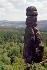 Den hier kennen sogar wir,ein in Jahrzenten von Wind und Wetter strapazierter Felsen - die  Barbariene . Gut zu sehen sind hier die sehr aufwendigen, von guten Bergsteigern ausgefhrten  Reparaturen  in den breiten Fugen. Einsturzgefhrdet wurden hier in den vergangenen Jahren zahlreiche Sicherungsarbeiten durchgefhrt. Der Fels soll doch hier noch eine  Weile  stehen mgen ... Felsbrche gibt es ja hier schon genug , auch am Pfaffenstein ! Foto: Juni 2005, Camera:  Praktica MTL-50 
