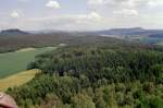 Ein letzter schweifender Blick nach einer Strkung im Berggasthaus
( damals 2005 ) ber die Weite der  Schsischen Schweiz . Das Wetter ist einfach ideal, Wind, Wolken und Sonne. Der leichtere Abstieg hintenrunter kann nun beginnen. Zurck ber Pfaffenstein nach Gorisch ins Ferienquartier  Annas Hof  ... Foto: Juni 2005, Camera:  Praktica MTL-50 