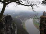 Blick von der Bastei auf Rathen an der Elbe.