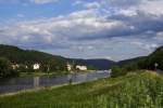 Blick am 23.06.2012 ins Elbtal bei Bad Schandau. Die Aufnahme erfolgte stromaufwärts in Richtung Schmilka/Tschechische Grenze.