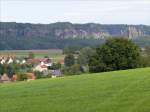 Schsische Schweiz, Blick ber Reinhardtsdorf auf die Schrammsteine; dass dazwischen im Tal die Elbe fliesst, ist kaum zu vermuten - 06.09.2007  