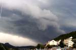 Durchzug einer Gewitterfront am 30.08.2012 ber dem Elbtal bei Bad Schandau, Bild 5: Hier hat die Unwetterzelle die Elbe bereits berquert und zieht weiter in Richtung Osten zum Zittauer Gebirge. Sehr schn sind hier die extrem tief hngenden und wirbelnden Wolkenfetzen zu erkennen!