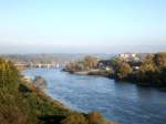 Blick von der  neuen  Sachsenbrcke ber die Elbe auf die alte Brcke in Pirna und das Schloss Pirna- Sonnenstein. 21.10.2012