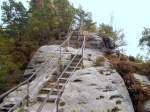 Hinauf zum Rauenstein fhrt dieser Wanderweg im Naturpark Schsische Schweiz , am 21.10.2012