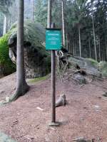 Diese Schilder weisen auf die Kernzone (Naturschutzgebiet) der Schsischen Schweiz hin. Betreten nur auf ausgeschilderten Wegen erlaubt. 10.11.2012